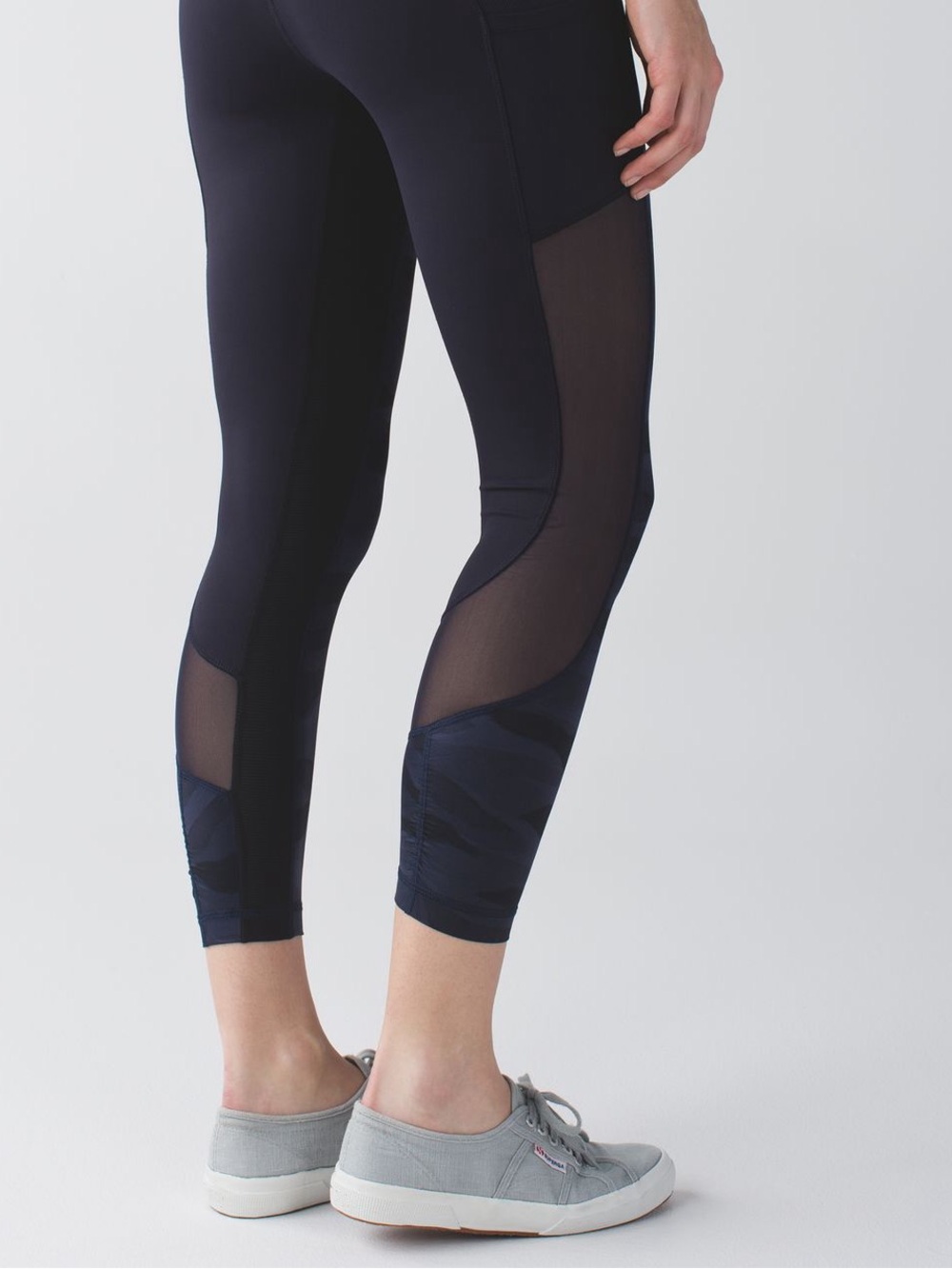 Lululemon Seek The Heat Crop
Mini Coast Camo Deep Navy Black / Naval Blue Size 6